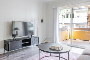 TV a/nebo společenská místnost v ubytování Blueground Edgewood Park pool nr Courthouse SFO-2090