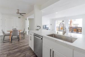 Kuchyň nebo kuchyňský kout v ubytování Blueground Edgewood Park pool nr Courthouse SFO-2090