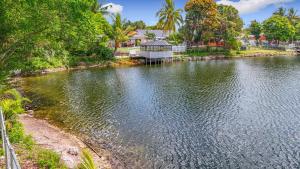 una vista aérea de un lago con una casa en 3BR Lake Front Getaway, en North Lauderdale