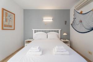 Giường trong phòng chung tại La Caleta Luxury Seaside Villa with 3 Bedrooms and Private Pool +37 ảnh