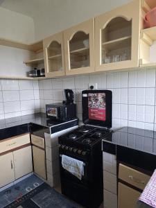 Η κουζίνα ή μικρή κουζίνα στο Alpha Homes