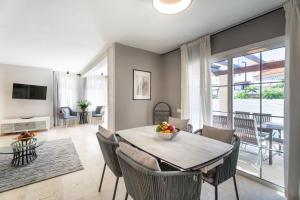 TV/trung tâm giải trí tại La Caleta Luxury Seaside Villa with 3 Bedrooms and Private Pool