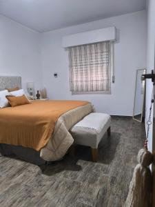 Oasis urbano! Apartamento Geminis complejo في سان نيكولاس دي لوس أرويوس: غرفة نوم بسرير كبير ونافذة