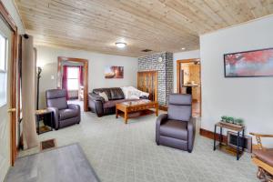 een woonkamer met een bank en twee stoelen bij Secluded and Peaceful Upper Peninsula Getaway! in Chatham