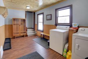 een wasruimte met wasmachine en droger bij Secluded and Peaceful Upper Peninsula Getaway! in Chatham +20 foto's