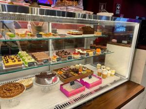 una vitrina llena de diferentes tipos de pasteles en Departamento Primer Piso - Embajada USA, en Lima