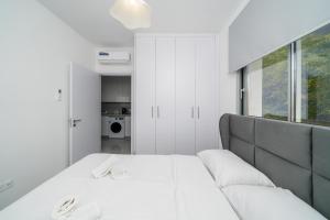 En eller flere senge i et værelse på New 2 bedroom flat in Aglantzia