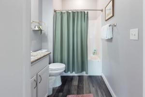 Ένα μπάνιο στο Charming Downtown Loft in Johnson City