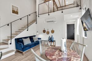 ein Wohnzimmer mit einem blauen Sofa und einem Tisch in der Unterkunft Nola Retreat Next To Frenchmen & French Quarter in New Orleans