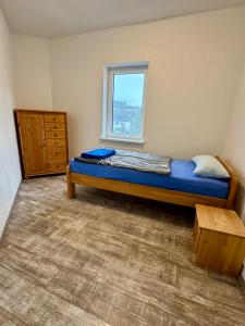 a small bedroom with a bed and a window at Apartment im Grünen in Kroppach