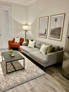 Khu vực ghế ngồi tại 014 - Charming 2BR2BA Easy Access to NYC