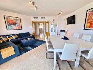 ein Wohnzimmer mit einem Tisch und einem Sofa in der Unterkunft Just 1 minute from the beach A117 in Las Lagunas Mijas