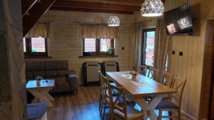 TV a/nebo společenská místnost v ubytování Osada Złatna domki w beskidach