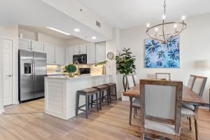 Kuchyň nebo kuchyňský kout v ubytování 5 Star Resort 6th fl 2BR 2 BATH King Suite Shuttle Pools Family