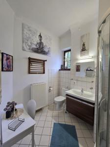 Ένα μπάνιο στο Ferienwohnung im Musikerviertel