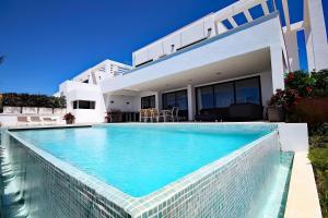 Πισίνα στο ή κοντά στο Villa Lynx With Heated Pool V108