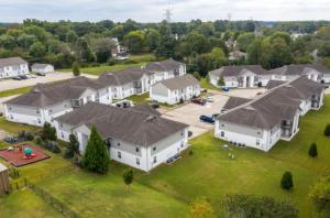 een luchtzicht op een woonwijk met witte huizen bij Modern Highland Park 2BR 2BA Stay in Clarksville