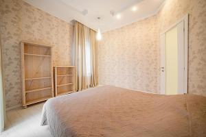 Un dormitorio con una cama grande y una ventana en White House en Odesa