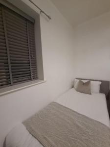 En eller flere senge i et værelse på Roker Retreat