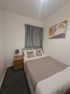 En eller flere senge i et værelse på Roker Retreat