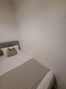 En eller flere senge i et værelse på Roker Retreat