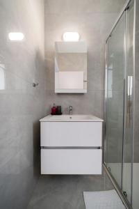 New 2 bedroom flat in Aglantzia في Aglantzia: حمام مع حوض غسيل أبيض ودش +37 صورة