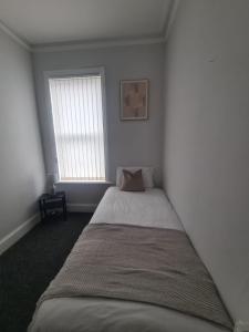 En eller flere senge i et værelse på Sunderland 5 Bedroom House