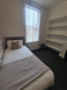 En eller flere senge i et værelse på Sunderland 5 Bedroom House