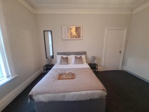 En eller flere senge i et værelse på Sunderland 5 Bedroom House + 5 billeder