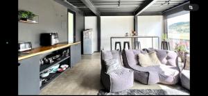 Una sala de estar con un sofá y una cocina. en ALMA CHILOTA, en Castro