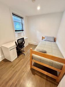 Giường trong phòng chung tại 017-Cozy 2BR Prime Location Walk to Transit