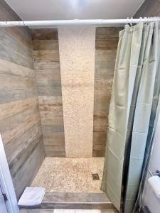 Phòng tắm tại 017-Cozy 2BR Prime Location Walk to Transit