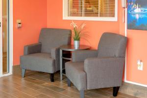 two chairs and a table in a waiting room at Sonesta Simply Suites Pittsburgh Airport in Imperial