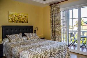 een slaapkamer met een bed en een balkon bij CASABA - Boutique - Torre del Mar in Torre del Mar +42 foto's