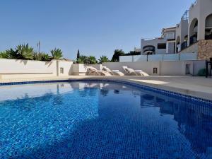 Πισίνα στο ή κοντά στο Spacious And Elegant Villa V214