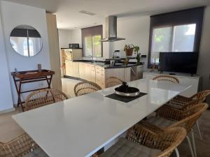 Η κουζίνα ή μικρή κουζίνα στο Spacious And Elegant Villa V214