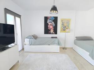 Μια τηλεόραση ή/και κέντρο ψυχαγωγίας στο Spacious And Elegant Villa V214