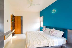 Ένα ή περισσότερα κρεβάτια σε δωμάτιο στο The Hill's Stay | 3BHK Villa | Dancenter +46 φωτογραφίες