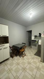 - une cuisine avec une table au milieu d'une pièce dans l'établissement Beach Loft, à Vila Velha