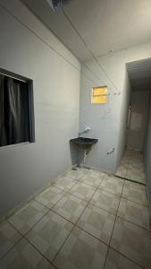 une salle de bain avec un lavabo et une fenêtre dans une pièce dans l'établissement Beach Loft, à Vila Velha