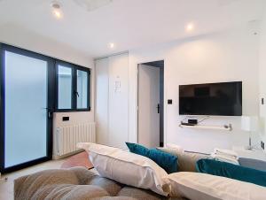 ein Wohnzimmer mit Sofa und Flachbildfernseher in der Unterkunft Be Happy - Appartement central in Argenteuil