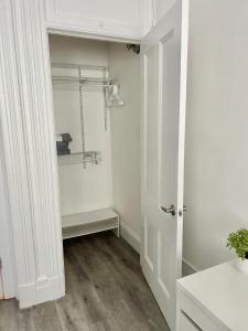 Phòng tắm tại 014 - Charming 2BR2BA Easy Access to NYC