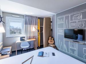 a room with a wall with drawings on it at Hotel ibis Porto Gaia in Vila Nova de Gaia