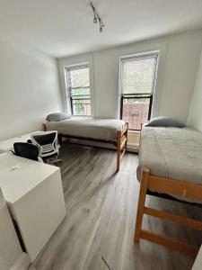 Giường trong phòng chung tại 014 - Charming 2BR2BA Easy Access to NYC +11 ảnh
