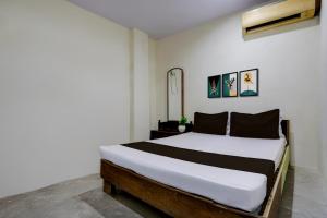 En eller flere senge i et værelse på SPOT ON by OYO Shubh Milan + 57 billeder