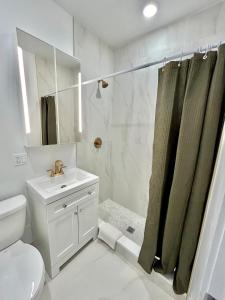 Phòng tắm tại 015 - Comfy Hoboken Apartment Easy NYC Access