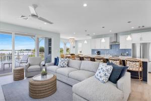 マラソンにあるKeys Launchpadのソファとキッチンのあるリビングルーム