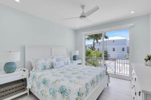 マラソンにあるKeys Launchpadの白いベッドルーム(ベッド1台、バルコニー付) +47枚の写真