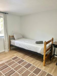 Un pat sau paturi într-o cameră la 019- Quiet 2BR1BA Walk to PATH