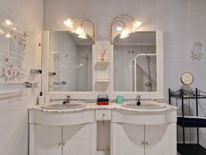 Et badeværelse på Pool, Sea Views And Privacy V208 + 27 billeder